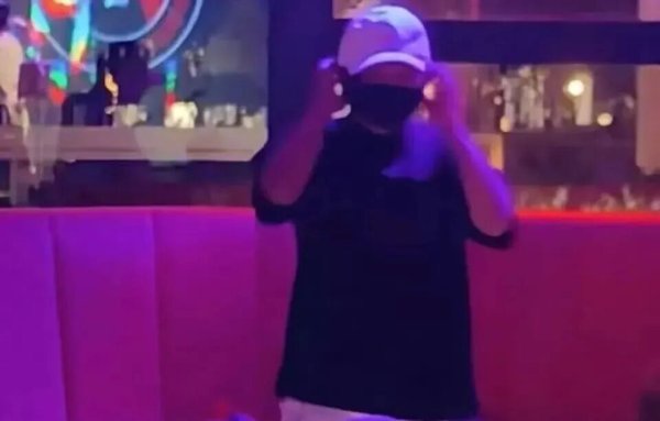 富豪优配 马云现身阿里园区酒吧，众人大喊“马老师”！内部人士：他回归是绝不可能的